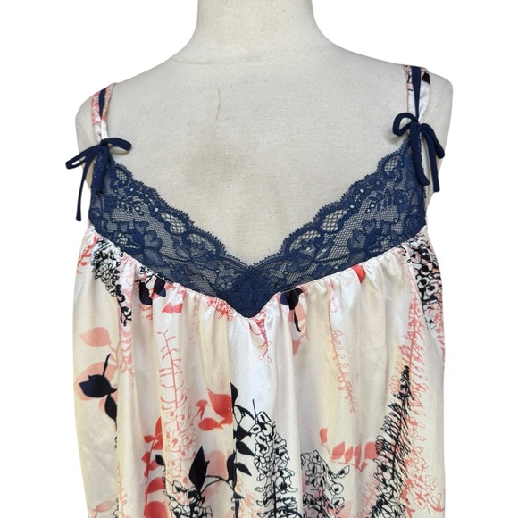 1990s/Y2k Oscar de la Renta Floral V-Neck Lace Trim Babydoll Nightgown/Slip Dres - Picture 3 of 7